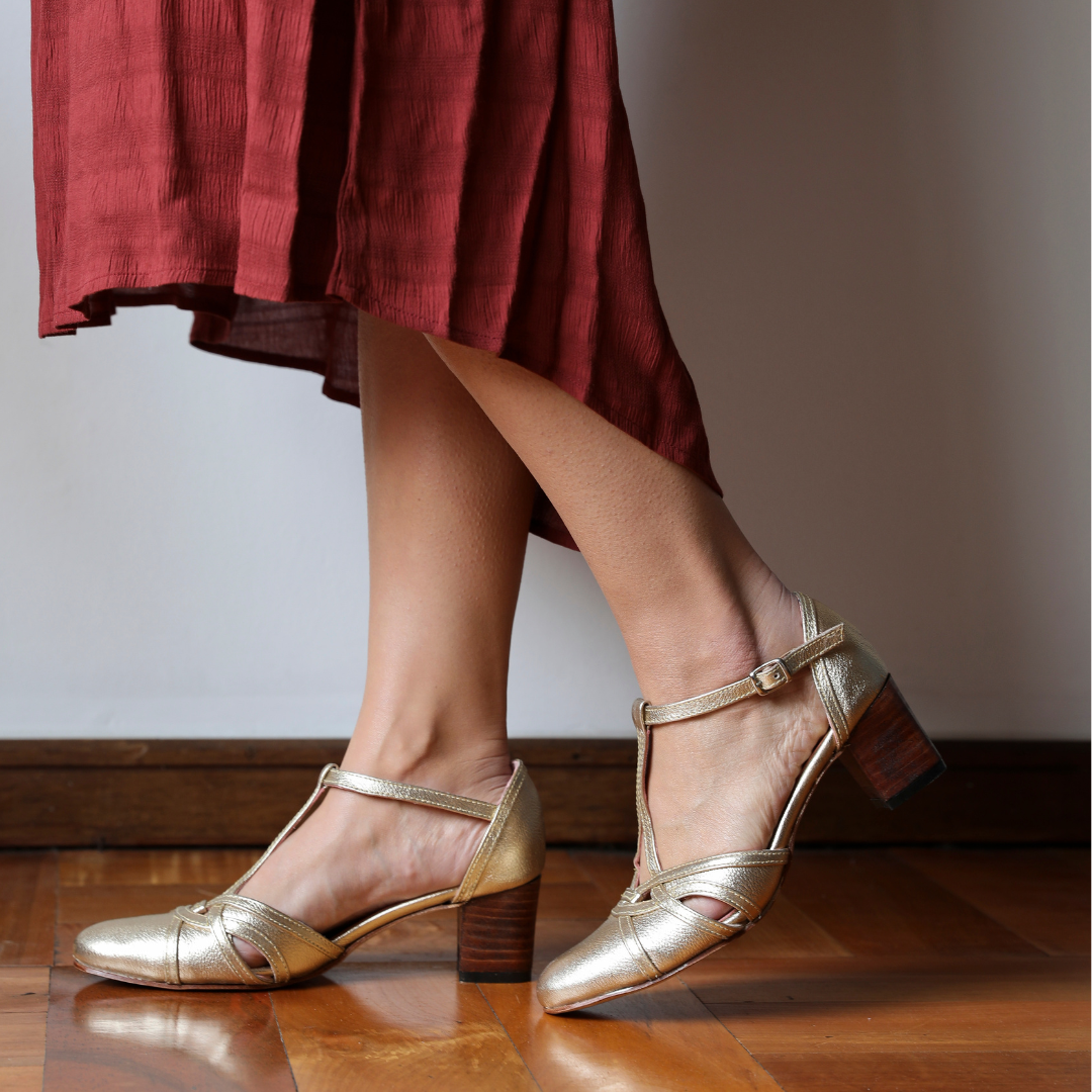 Agustina cuero dorado grano taco madera (medio)